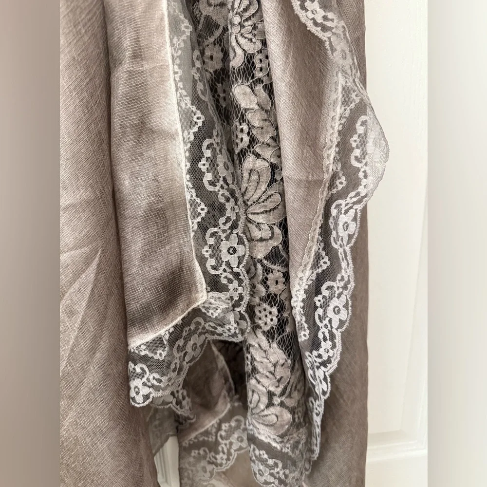 NWT FOULARD BELLA Chic Lace Trim Shawl Grey